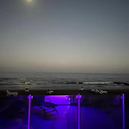 Sandy Kisses * Larnaca